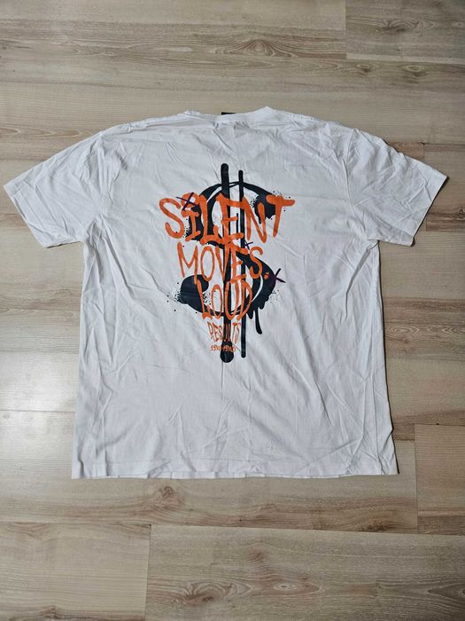 Продавам бяла тениска на Onemind