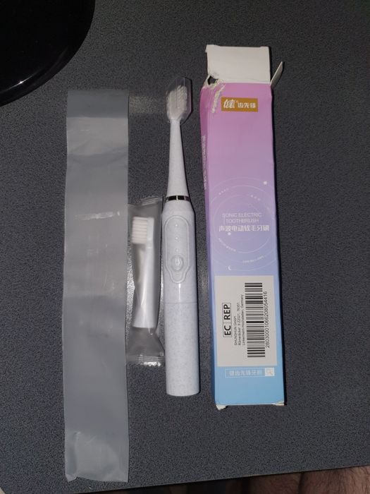 Vând periuța de dinti electrica