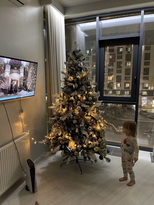 Продам искусственную ёлку с игрушками