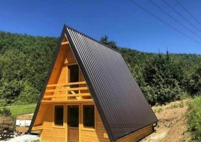 Această construcție din lemn este o terasă, o pergolă și o adăpost pen