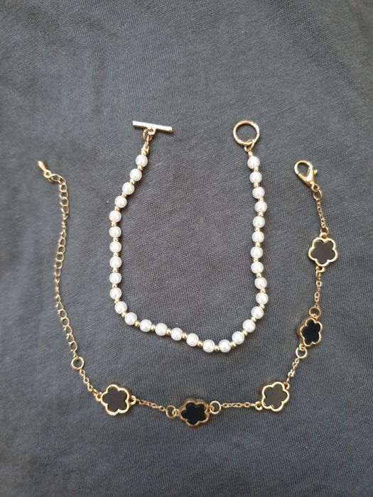 brățări cu trifoi negru și perle.