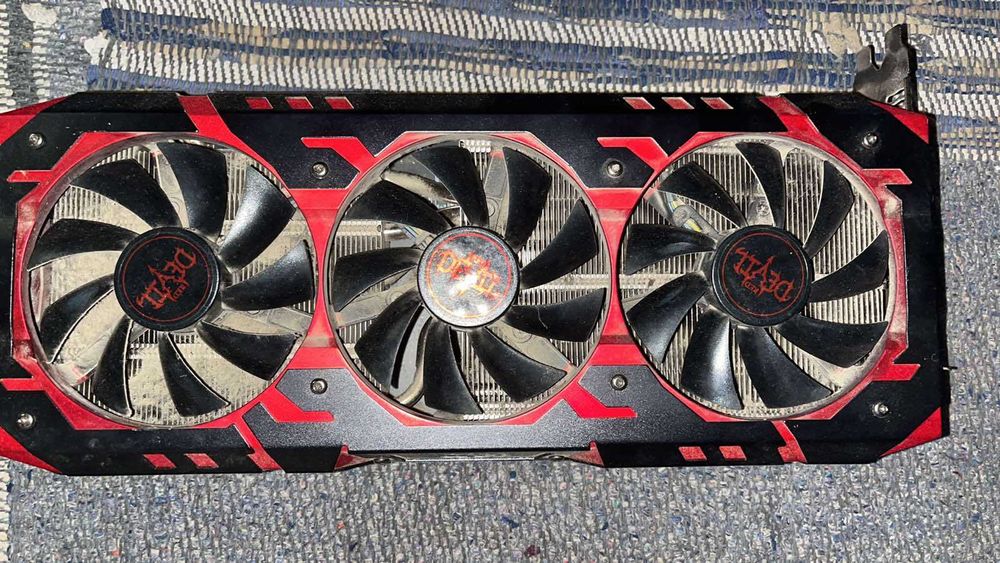 Продавам 5 броя видео карти RADEON RX Vega 56