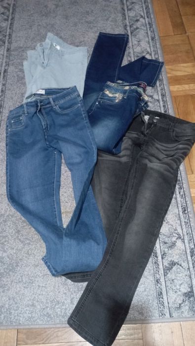 Blugi assortati diferite mărimi