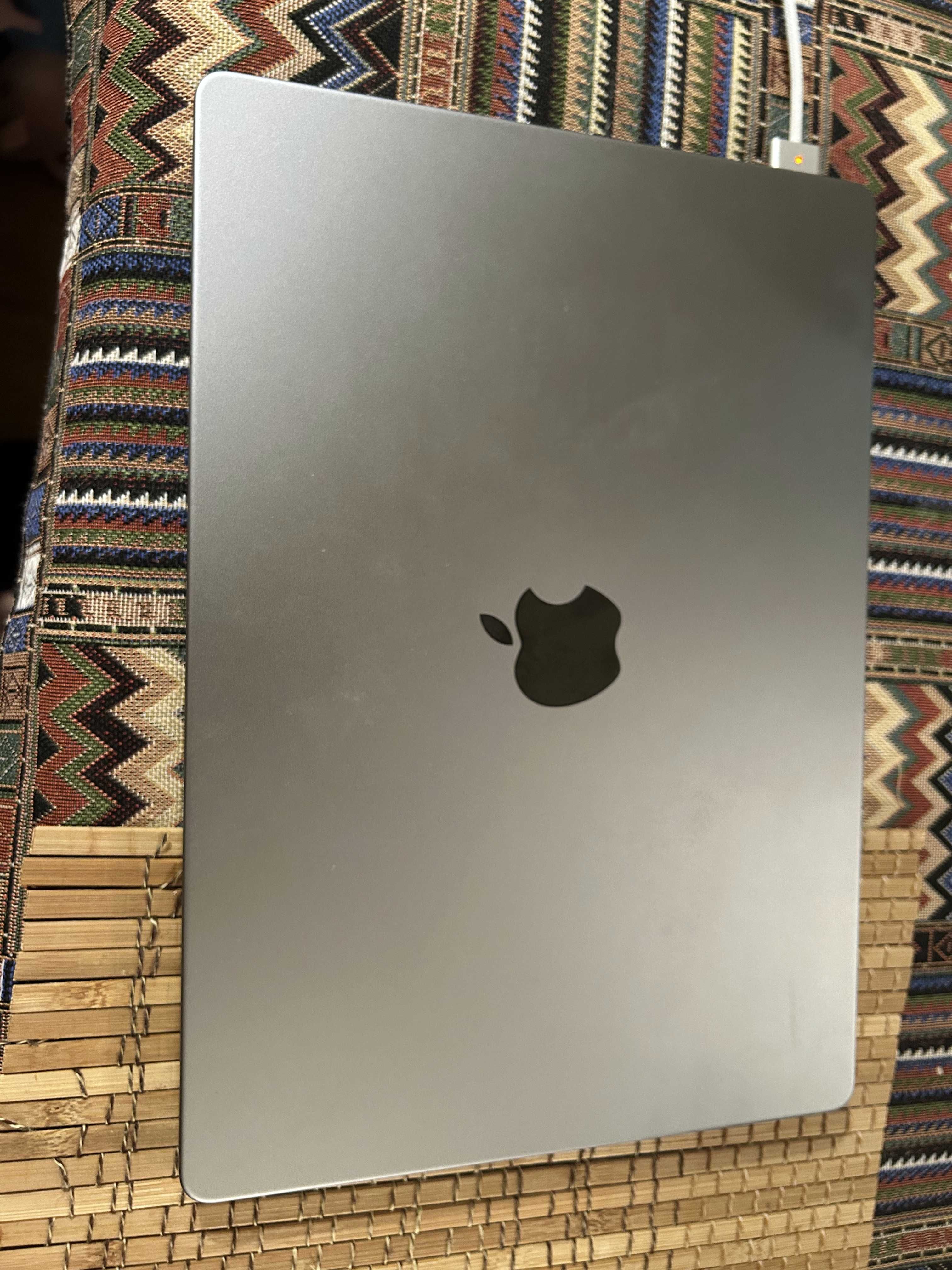 MacBook Pro 14" с чип M2 и 16GB RAM
