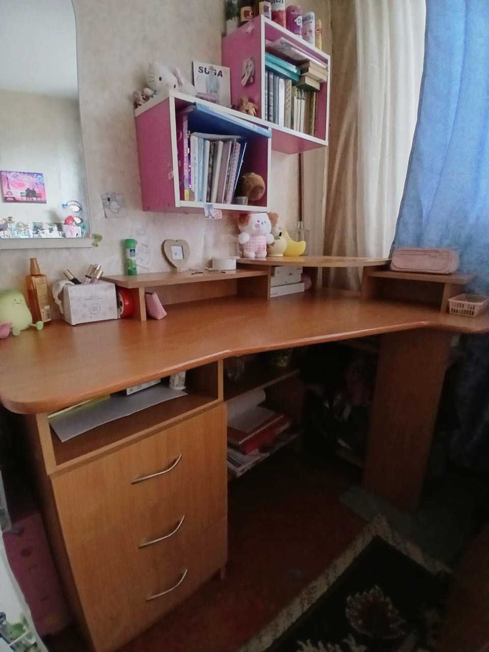 Стол письменный. С полками и множеством мест для хранения