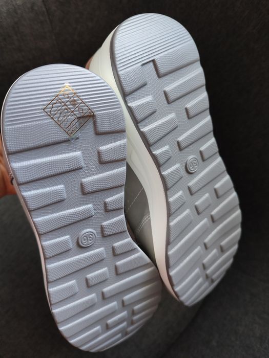 Нови сиви маратонки на платформа