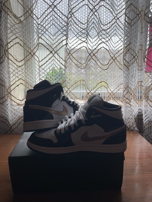 Air Jordan 1 Mid SE "Black/Gold Patent Leather