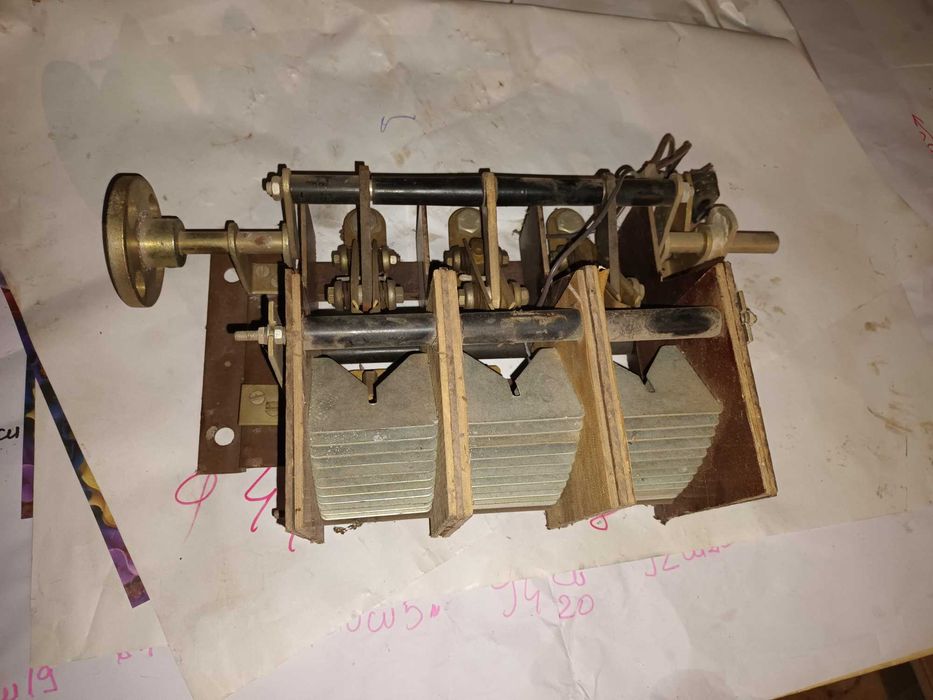 Separator 200A. usoli de  100 A cu ruperea la 100A