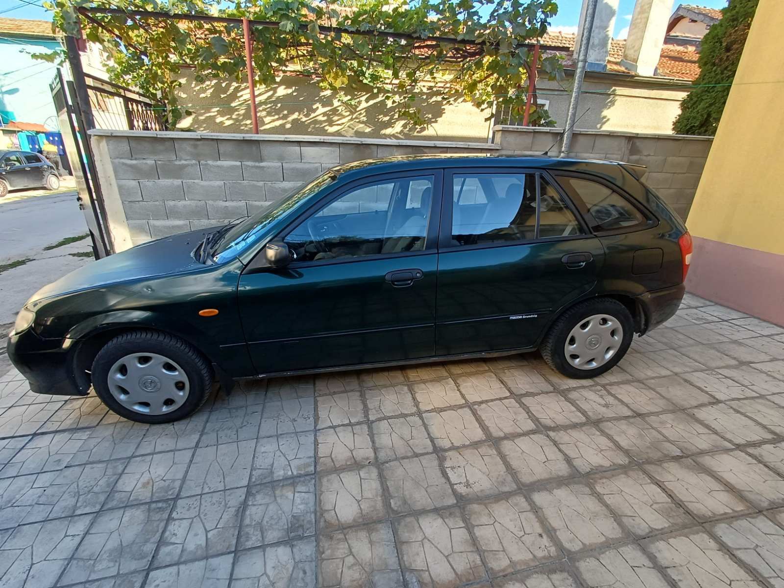 Продавам Mazda 323