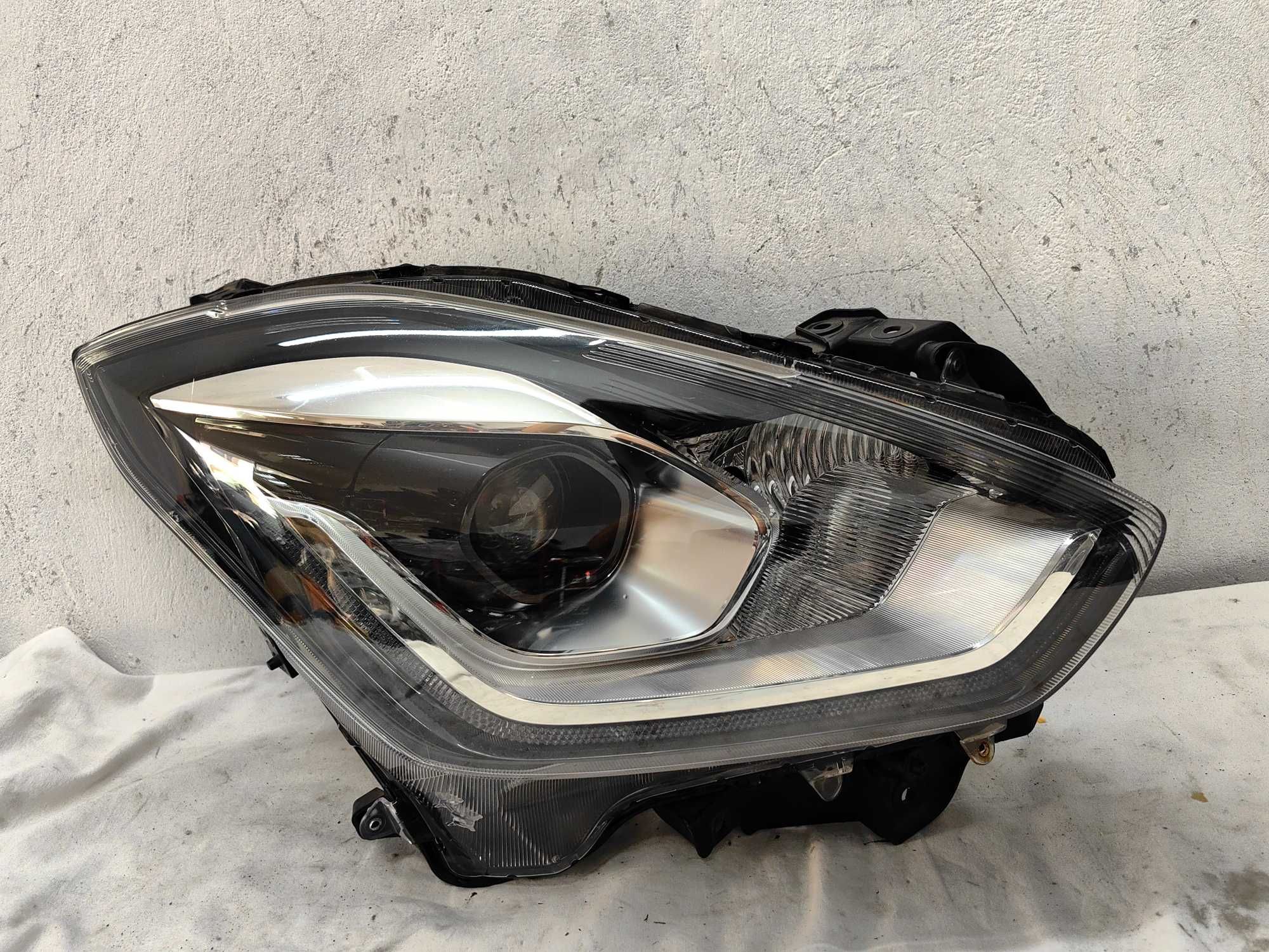 Оригинални  фарове Ляв Десен  Сузуки Суифт  Suzuki Swift Led