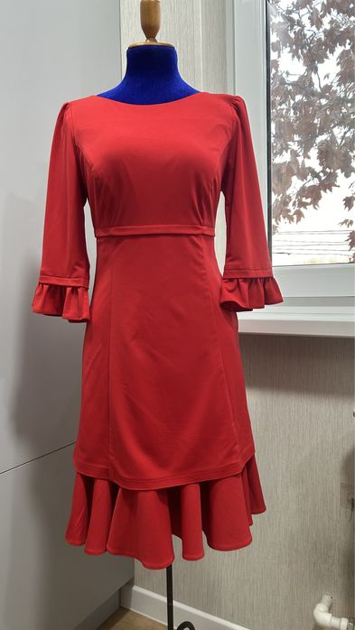 Платье красное.