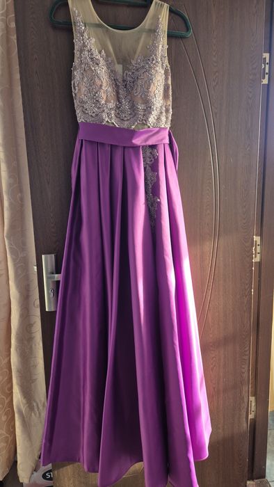 Rochie roz de poveste – bust din dantelă, fustă amplă din satin–