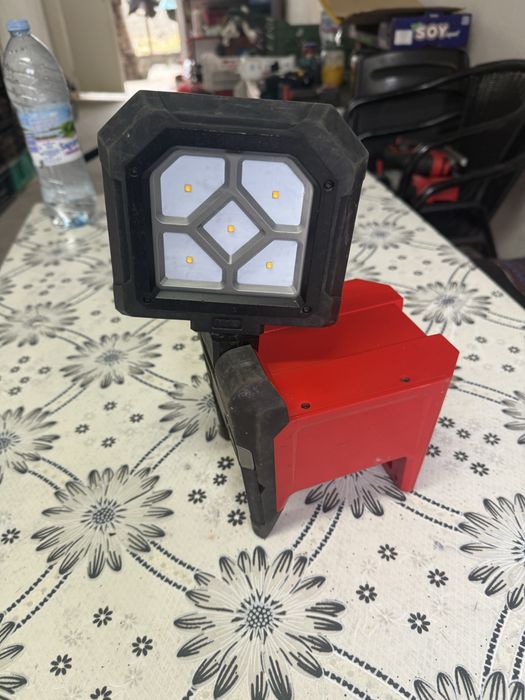 Акумулаторна лампа MILWAUKEE M18PAL