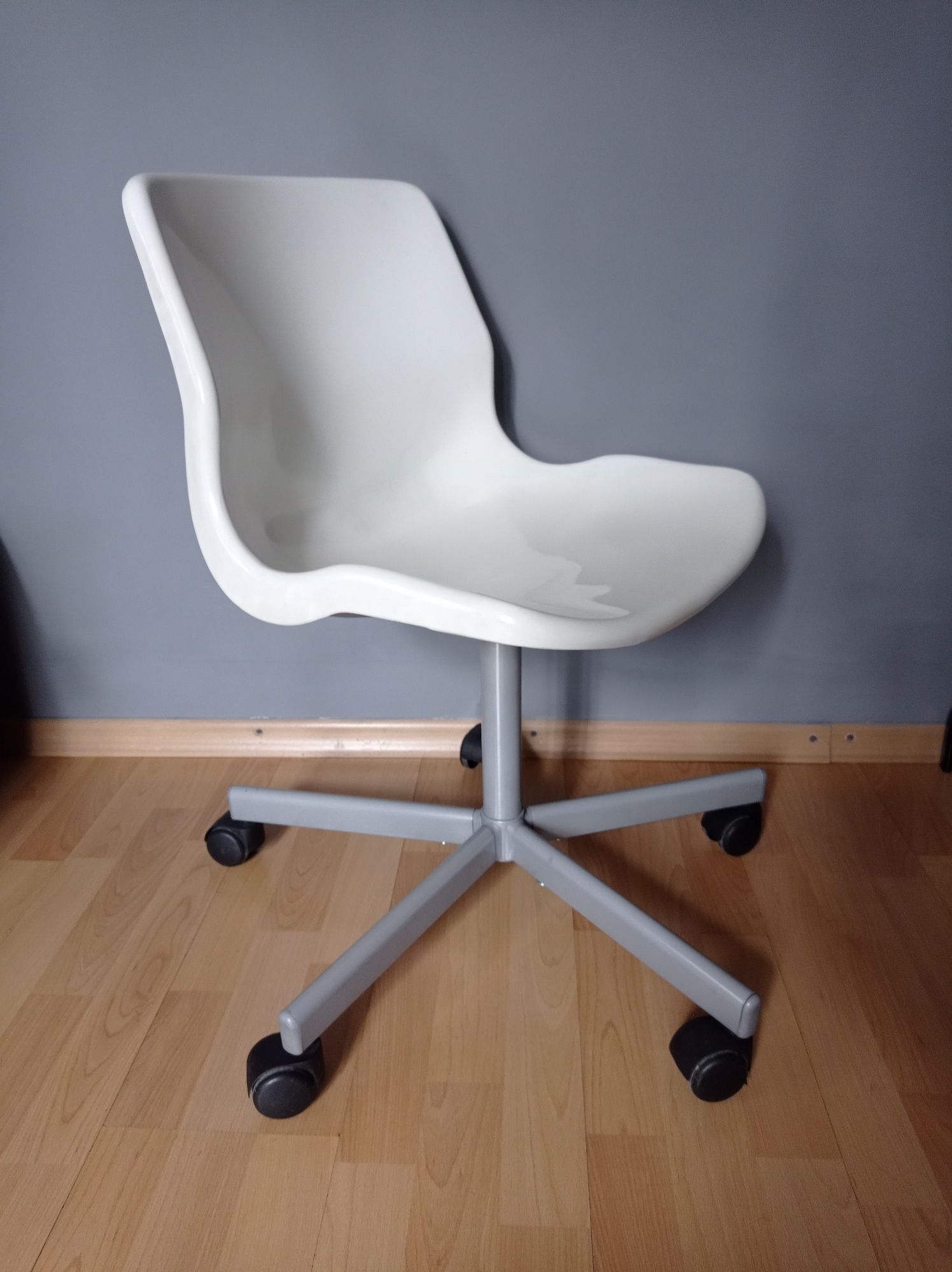 Кресло для работы и учебы на  колесах  от IKEA