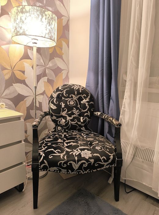 Fotoliu vintage antebelic, din catifea neagră și modele florale arg