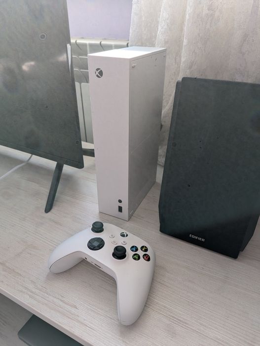 Xbox series S 512gb белый с геймпадом
