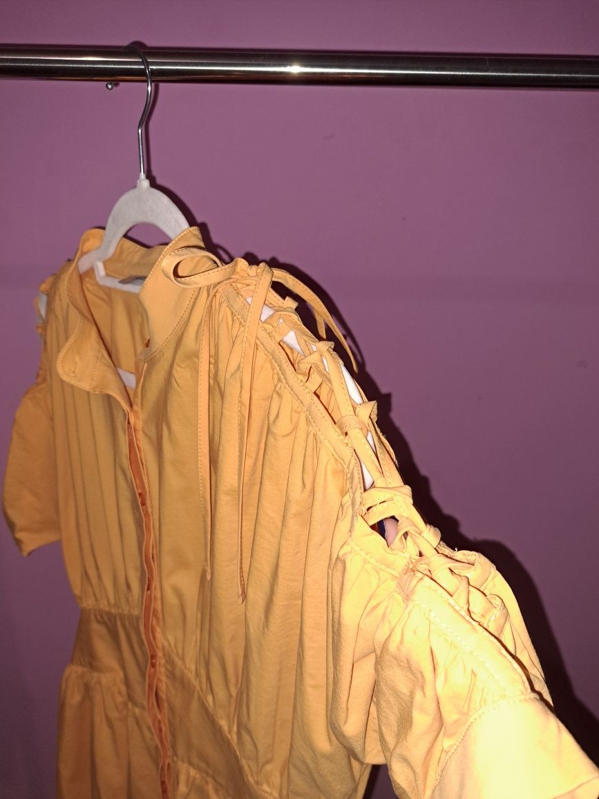 Оранжева рокля, с колан и елемент на рамената