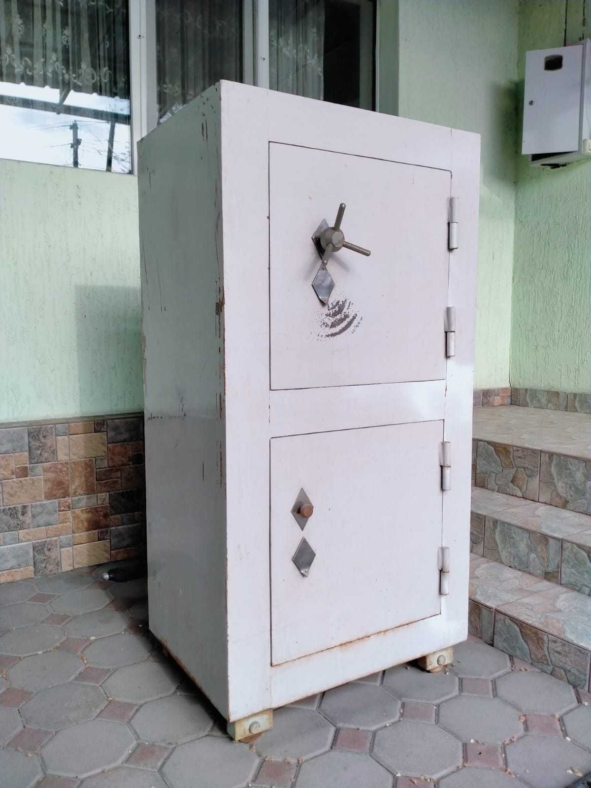 Продается  СЕЙФ ( несгораемый)
