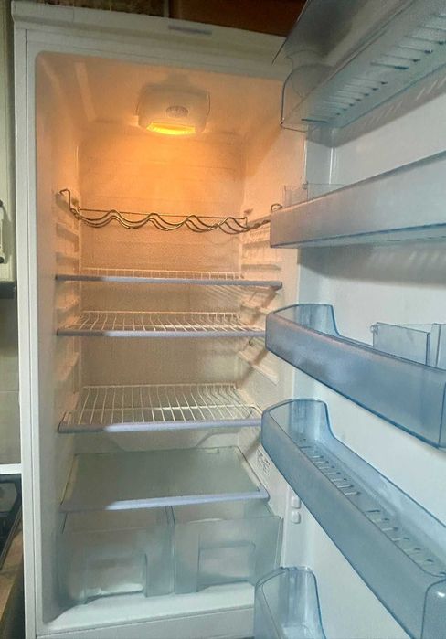 Frigider Arctic K386B – în stare bună, funcționează foarte bine