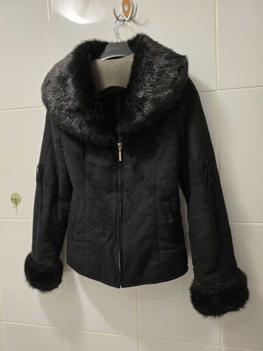 Vând cojoc sintetic, negru, mărimea M.