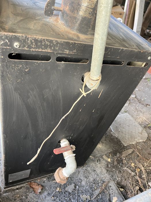 Камина отоплителна с водонагревател на твърдо гориво