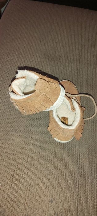 Ghetute imblanite bebe marimea 21 Zara