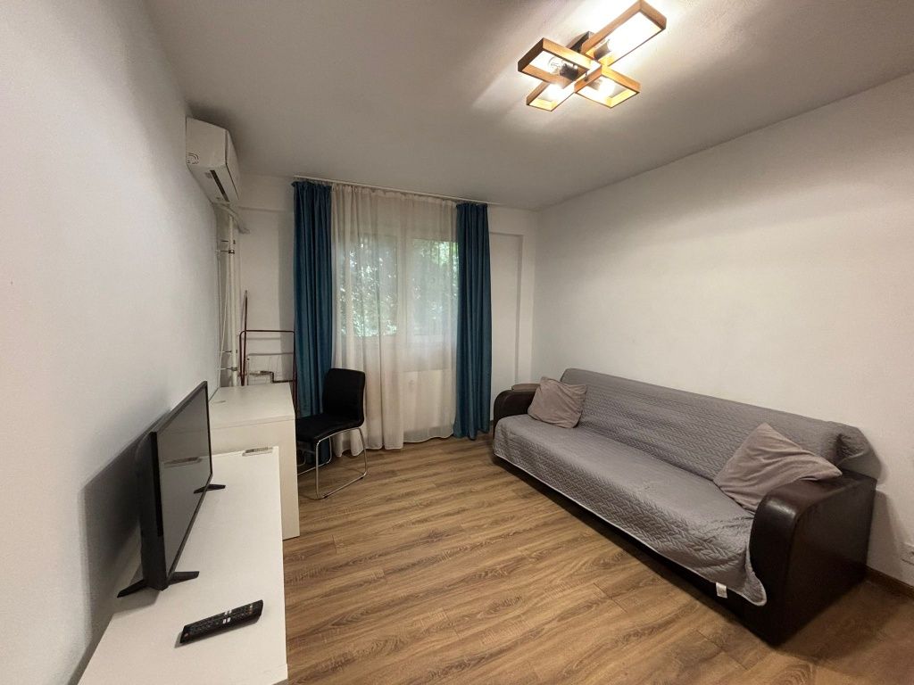 Vând urgent apartament 2 camere, Teiul Doamnei, mobilat și utilat.