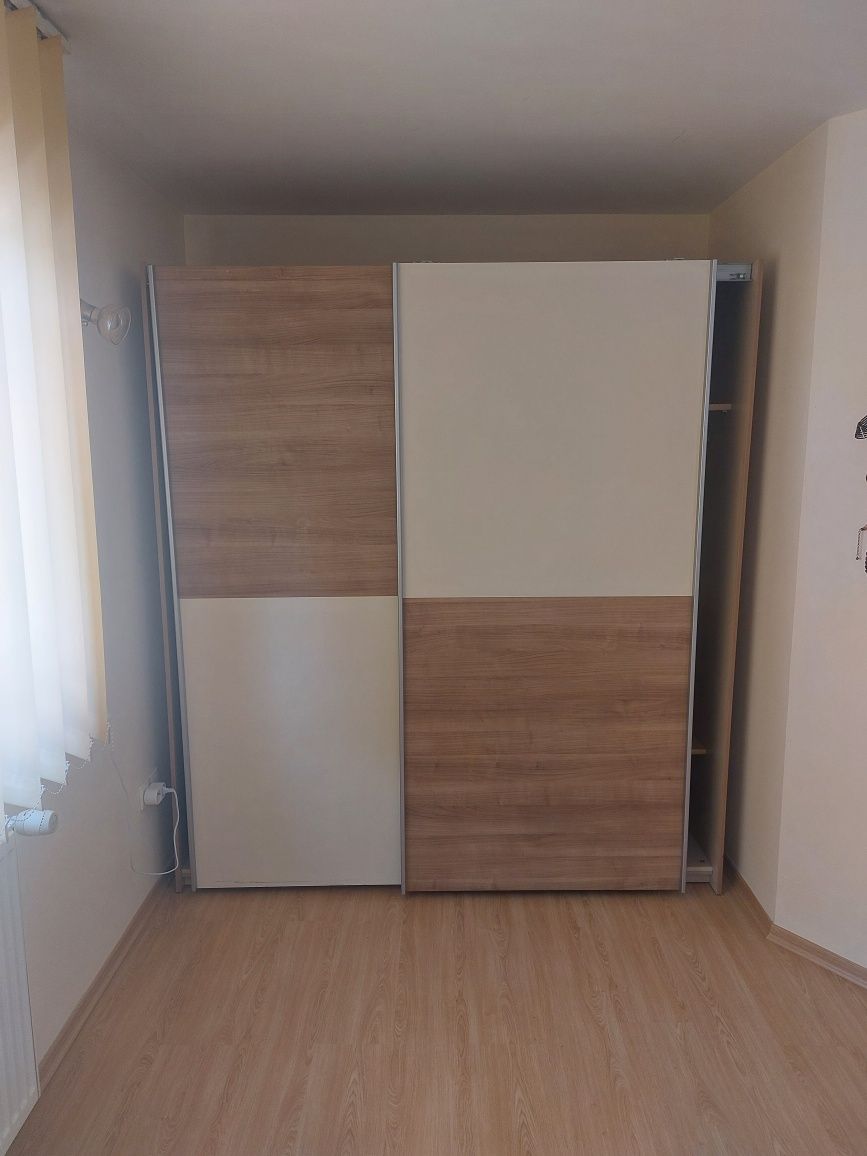 Vând dulap cu uși culisante