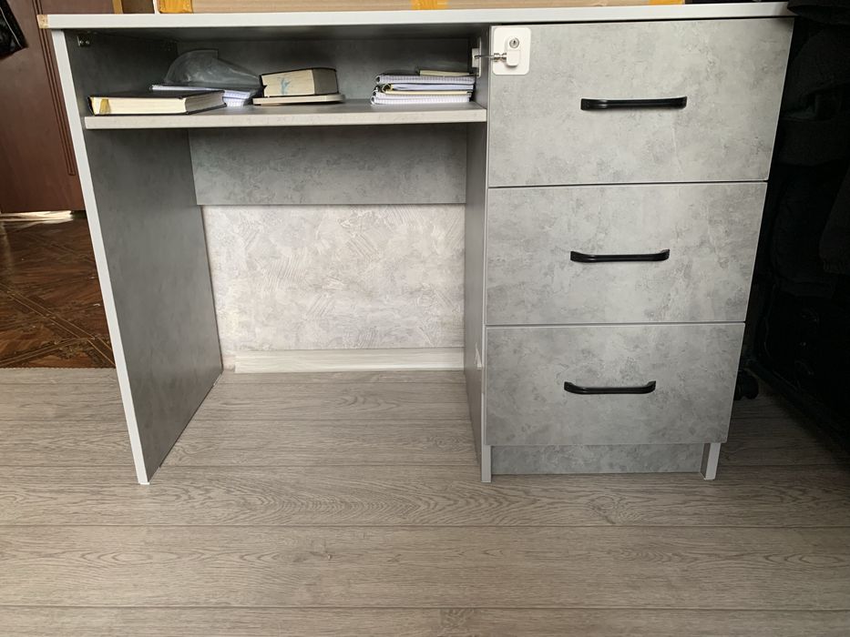 Продам письменный стол