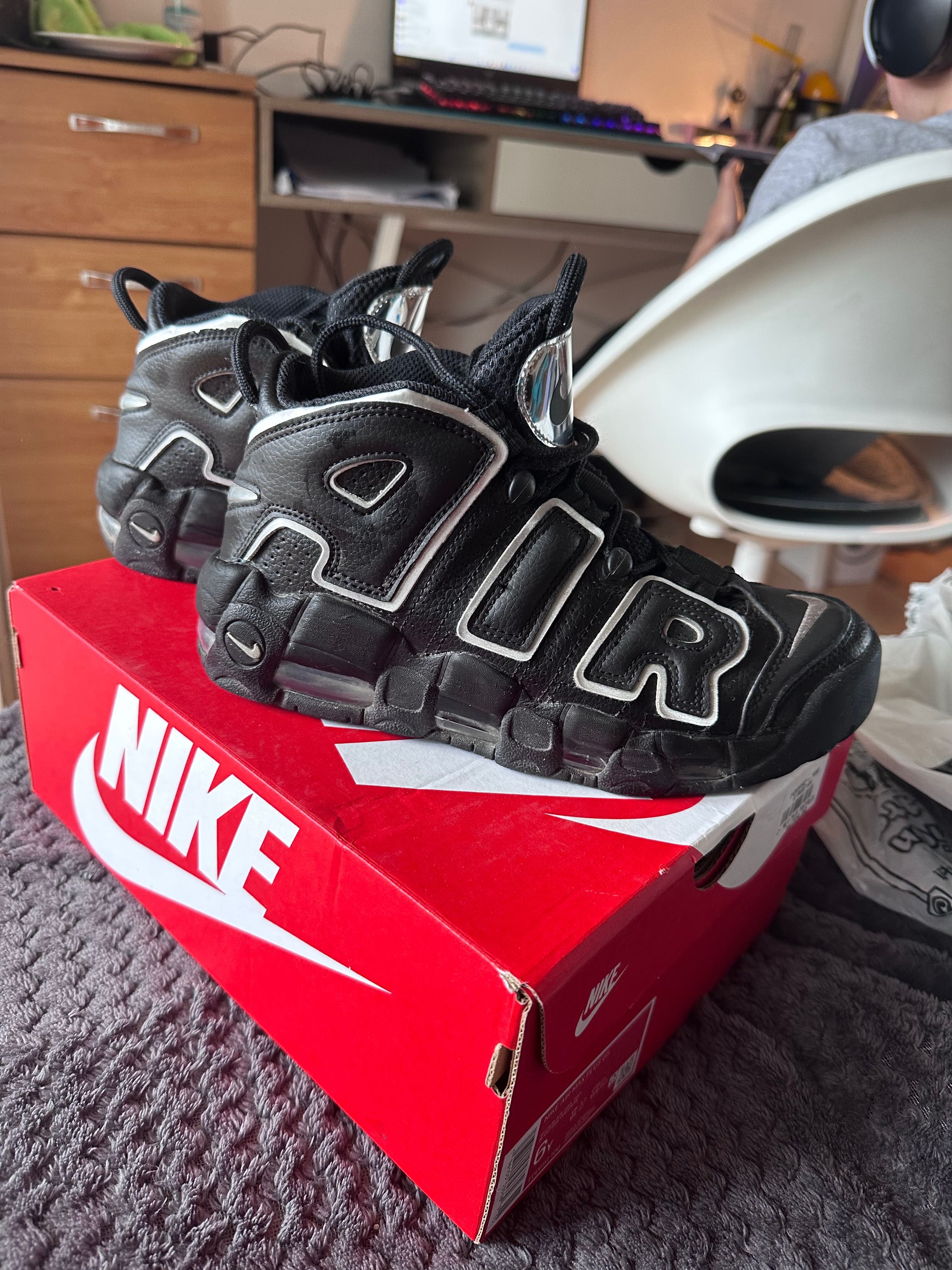 Vand adidasi negri Nike Air More Uptempo in stare buna, marimea 37,5