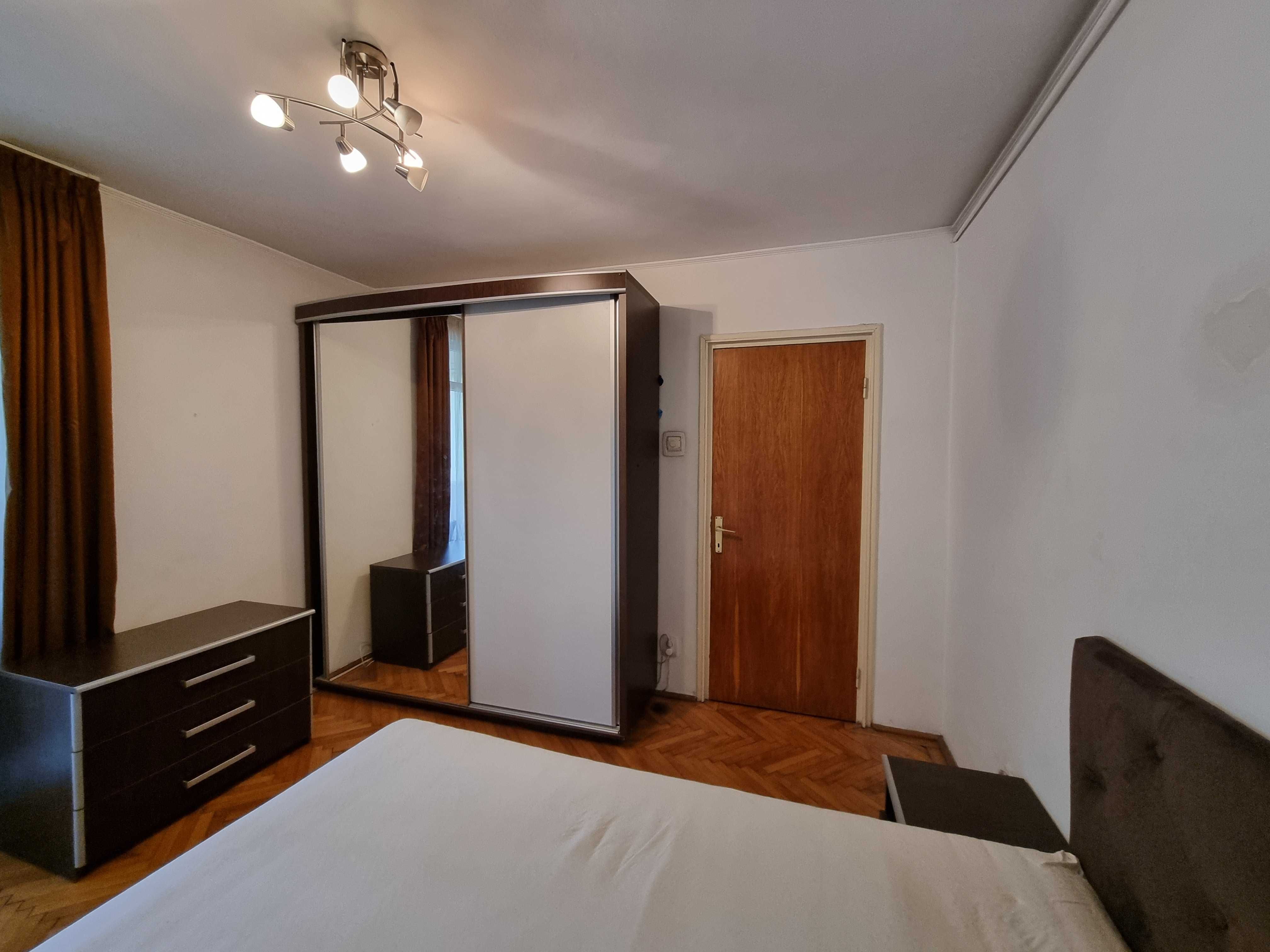 Vand apartament 3 camere Piata Minis