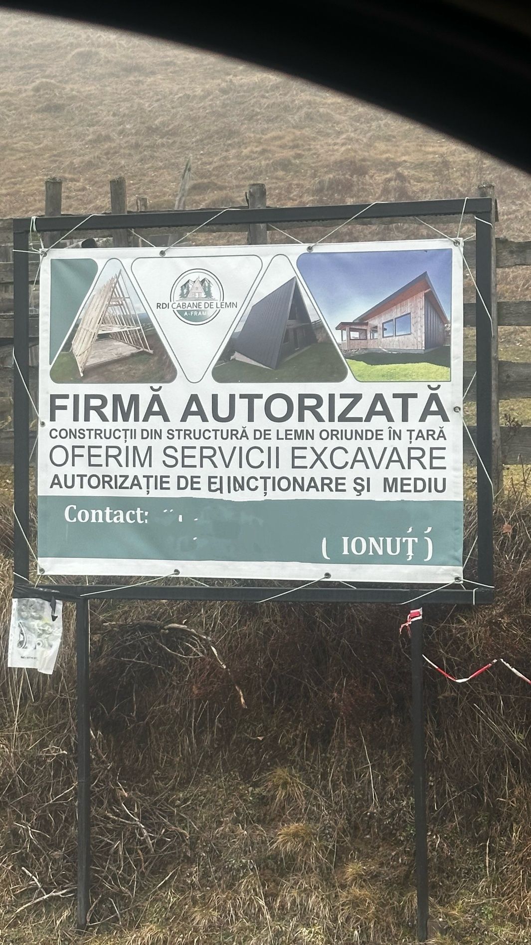 Cabane stil-Aframe și case pe structura de lemn masiv la gata său rosu
