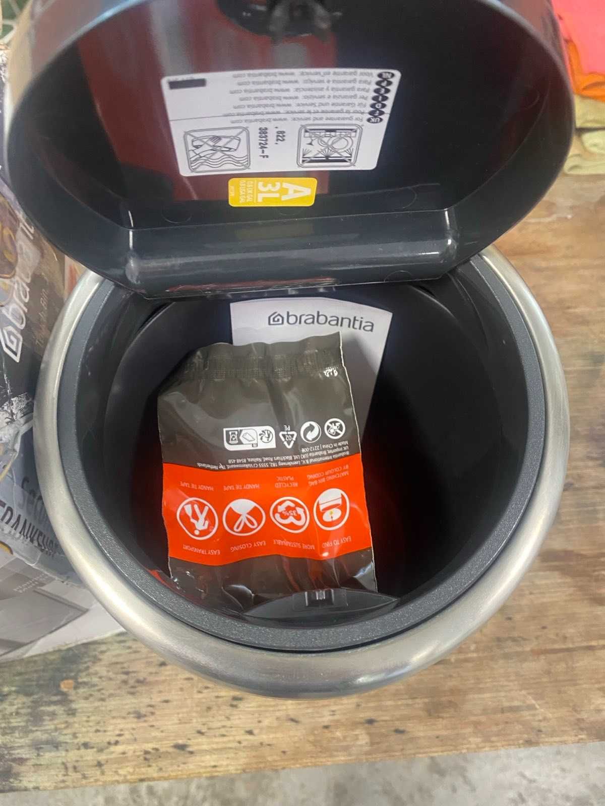 Кошче за боклук Brabantia 364464 Touch Bin,3L с транпортен дефект