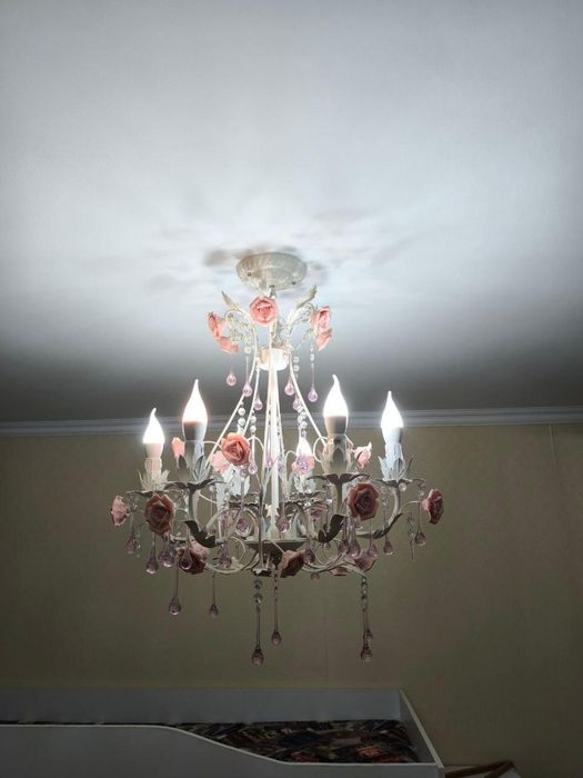 Люстры и светильники для квартиры или дома