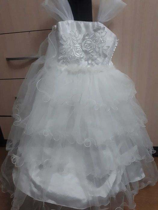 Продам платья и костюмчик