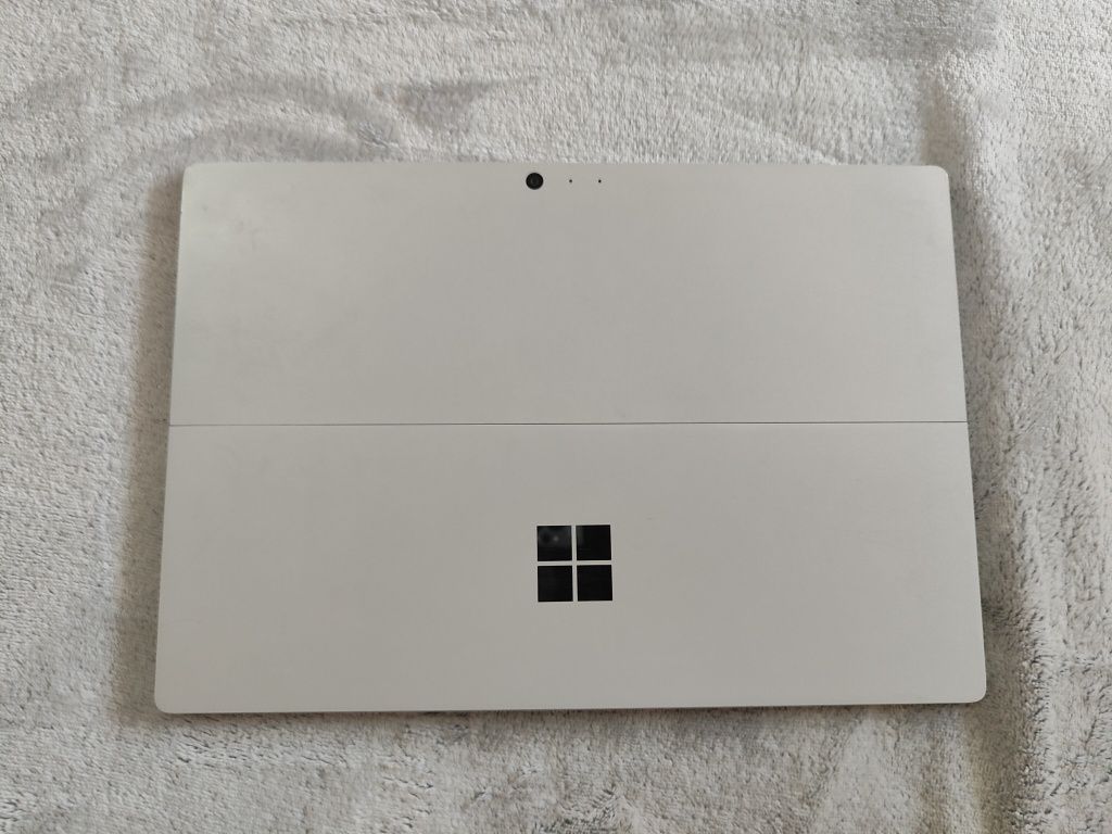 Surface pro 4 256gb, i5 6300u, 8gb ram, sticla sparta intr-un colt