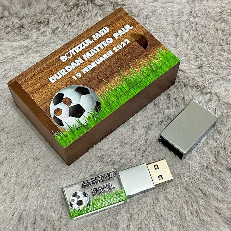 Cutie din lemn cu capac glisant pentru stick usb