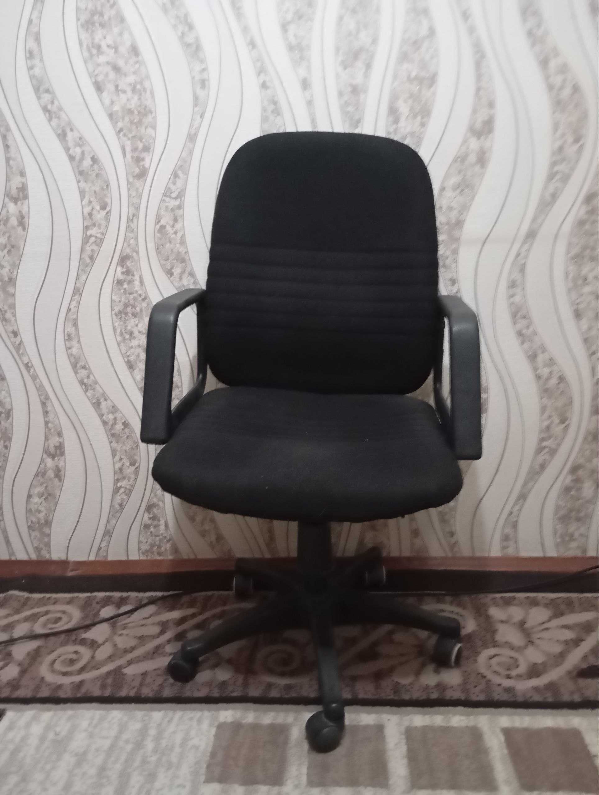 кресло офисное в