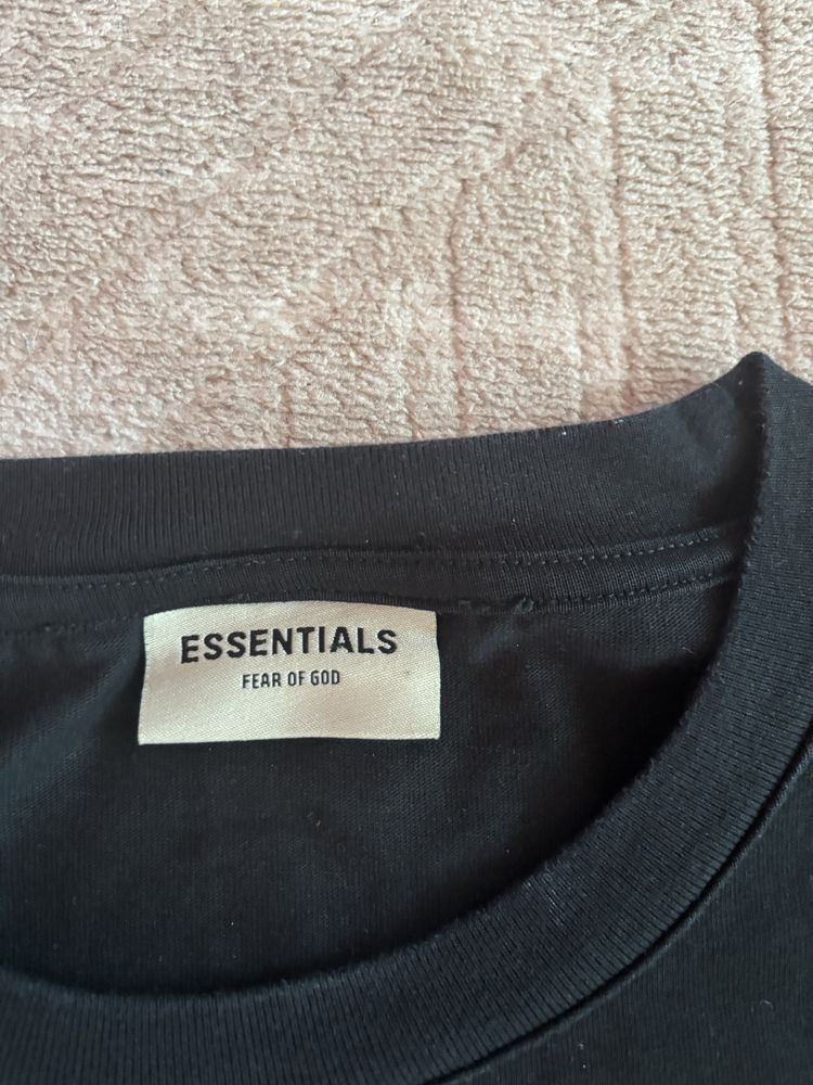 Продавам Essentials тениска