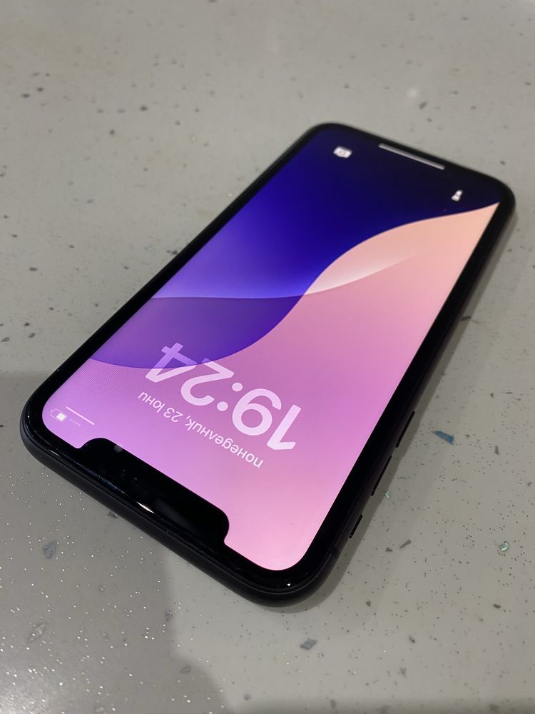 iPhone 11 black.