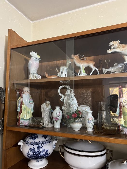 Bibelouri si mobila veche