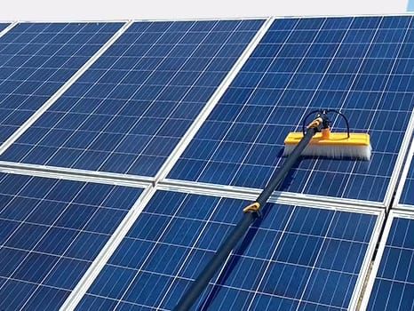 Sistem cu perie pentru curatat panouri fotovoltaice cu coada de 7.5m
