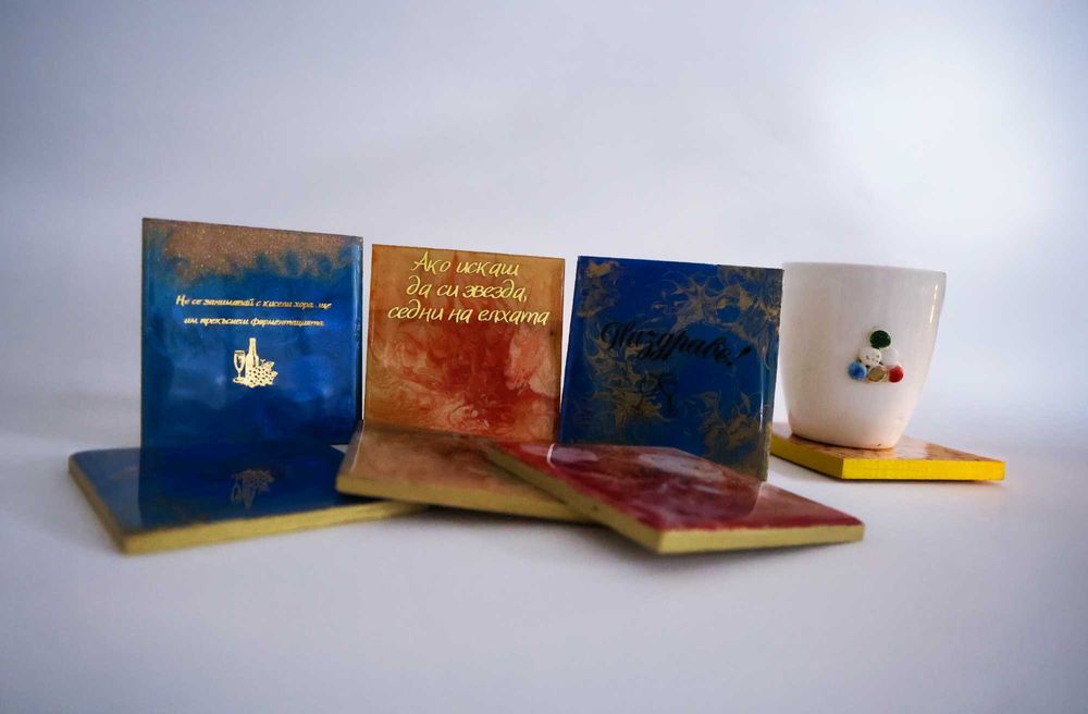 Поставка с послание от масивно дърво и смола