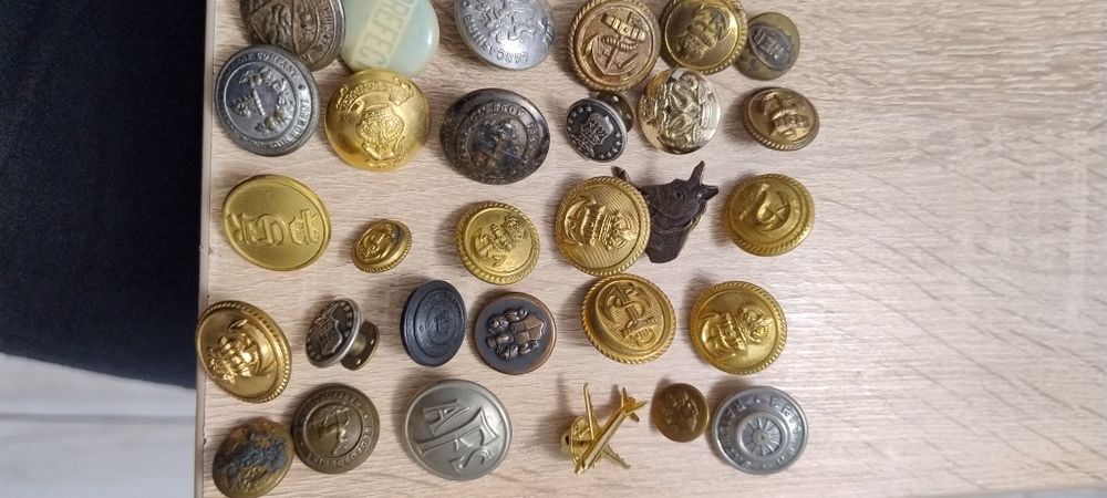 Butoni metalici diferiti