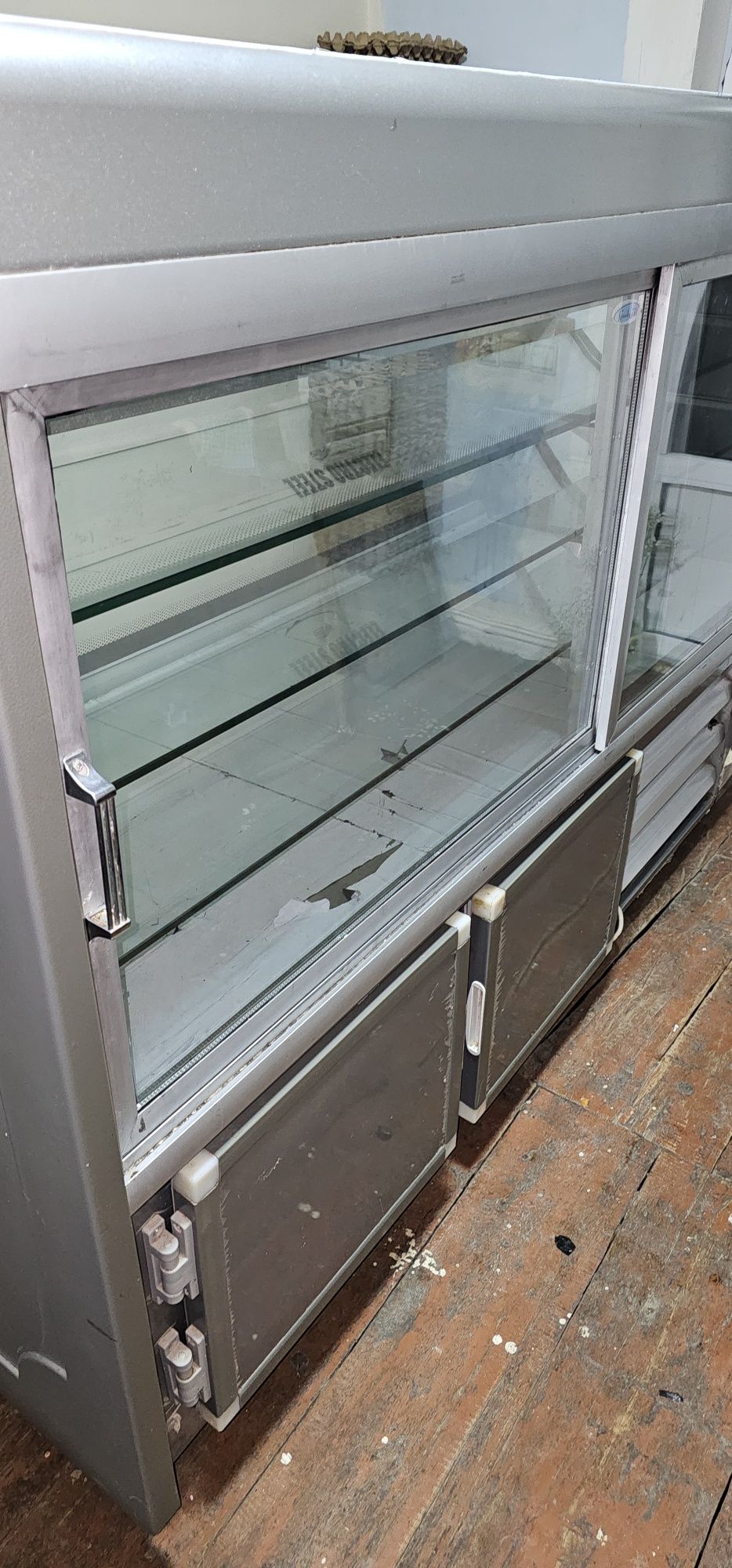 Продаётся витрина холодильник