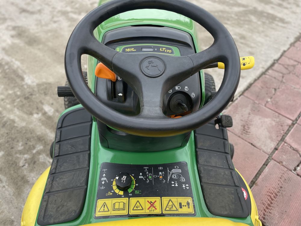 Косачка John Deere LT170