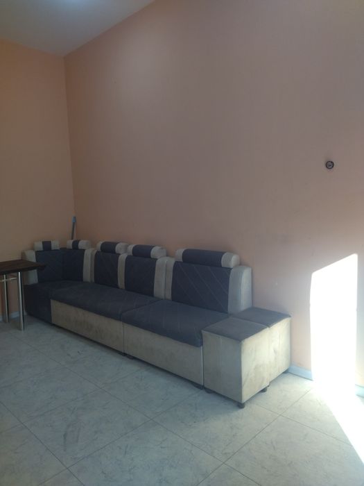 Salon uchun kreslo stol stul devan shkaf va rakavina smisiteli bilan