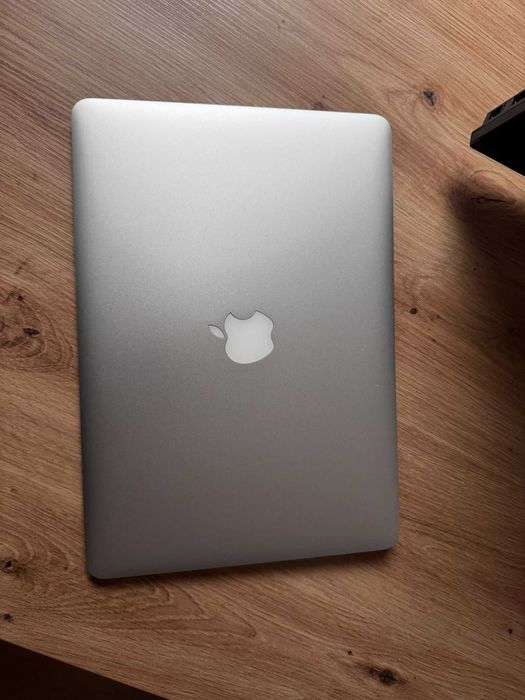 MacBook Air 13 inch (2017) – i5 1.8 GHz, 8GB RAM, stare excelenta
