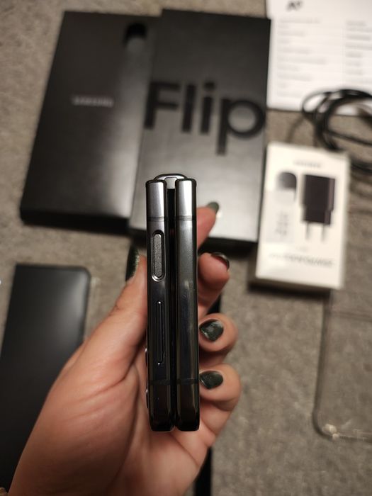 НОВ!!! Samsung Z flip 4