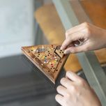 Компактно цветно дървено триъгълно домино